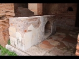 05717 ostia - regio iii - insula v - casa delle volte dipinte (iii,v,1) - raum x - (schankraum) - 01-2024.jpg